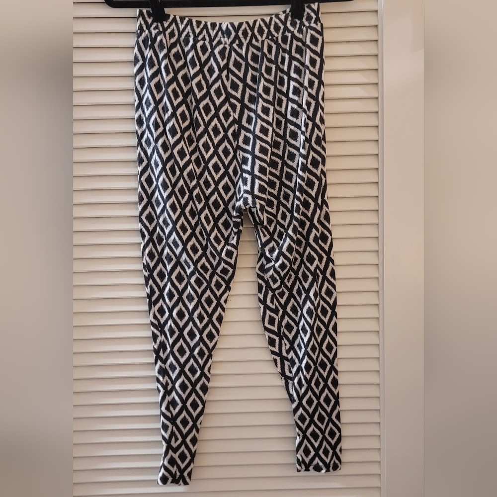 H&M- Black & White Lightweight Relaxed-Fit Diamond Pattern Pants With Pockets - Picture 2 of 5